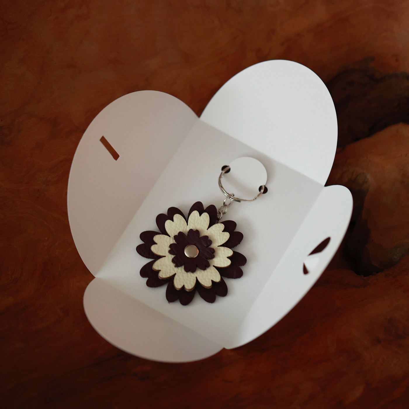Leder-Schlüsselanhänger mit lila-weißer Blume – Handgefertigtes Accessoire, Taschenanhänger, Valentinstagsgeschenk
