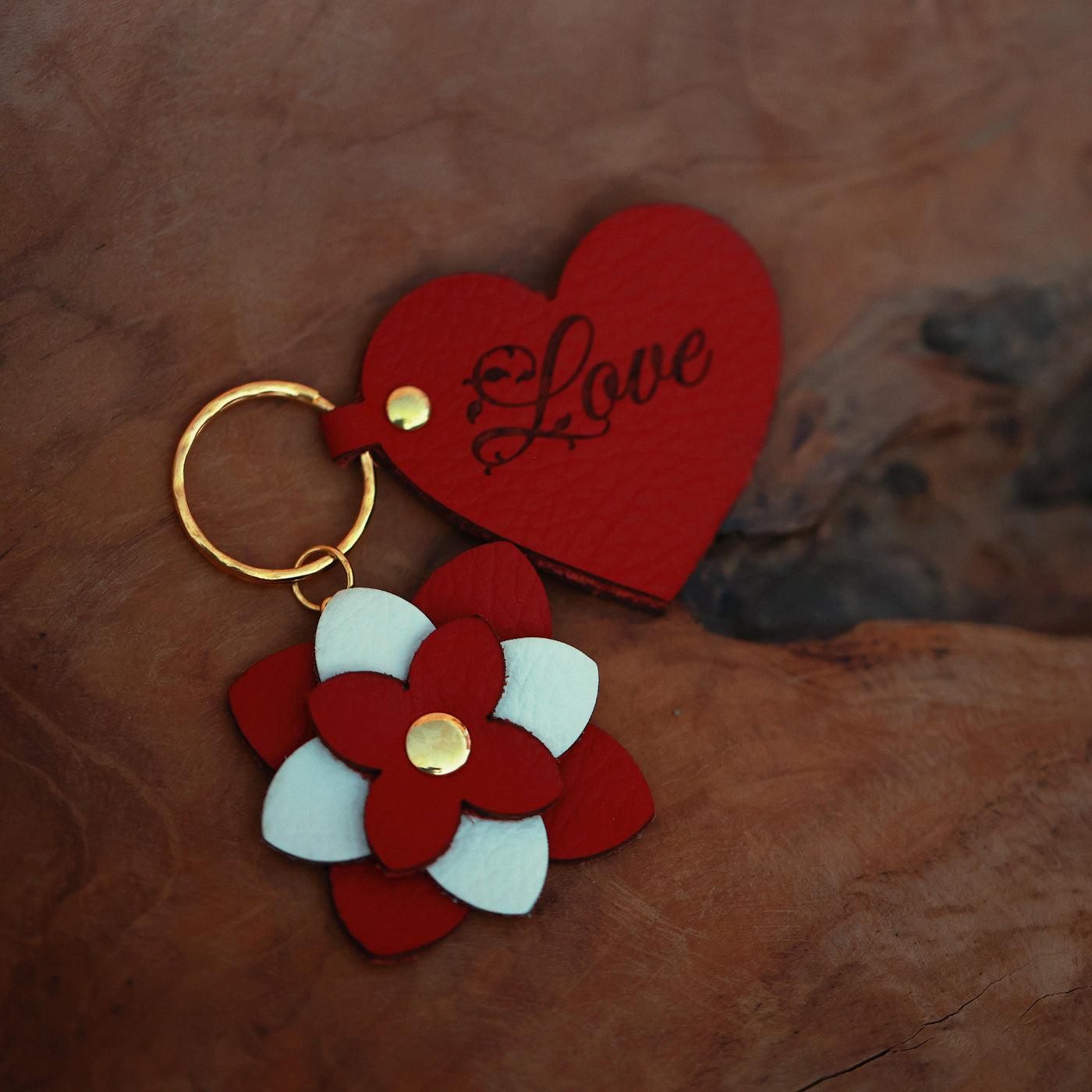 Leder-Schlüsselanhänger mit Blume und Herz – Handgefertigt, Love-Gravur, Valentinstagsgeschenk