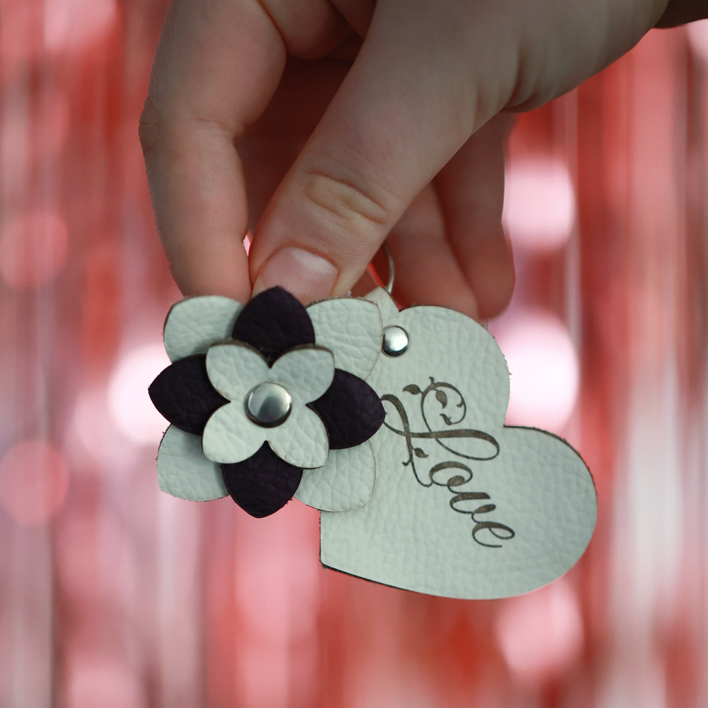 Handgefertigter Schlüsselanhänger mit lila-weißer Lederblume und graviertem Herz – Nachhaltiges Geschenk, Valentinstagsgeschenk, Taschenanhänger