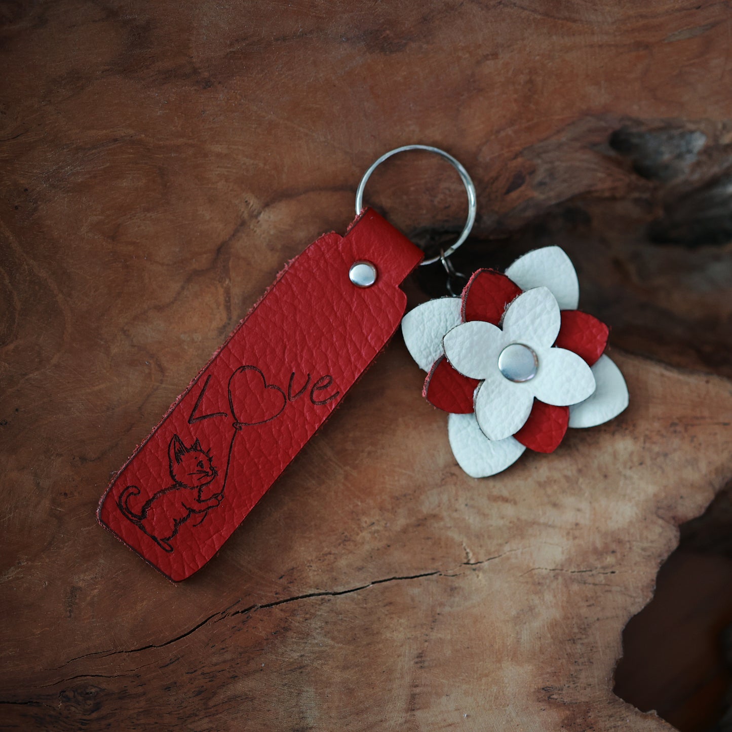 Handgefertigter Schlüsselanhänger mit weiß-roter Lederblume – Graviertes Motiv Katze und Love auf rotem Lederstreifen, Silberner Schlüsselring, Geschenkidee