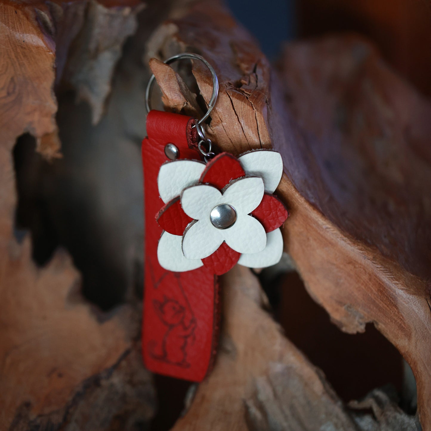 Handgefertigter Schlüsselanhänger mit weiß-roter Lederblume – Graviertes Motiv Katze und Love auf rotem Lederstreifen, Silberner Schlüsselring, Geschenkidee