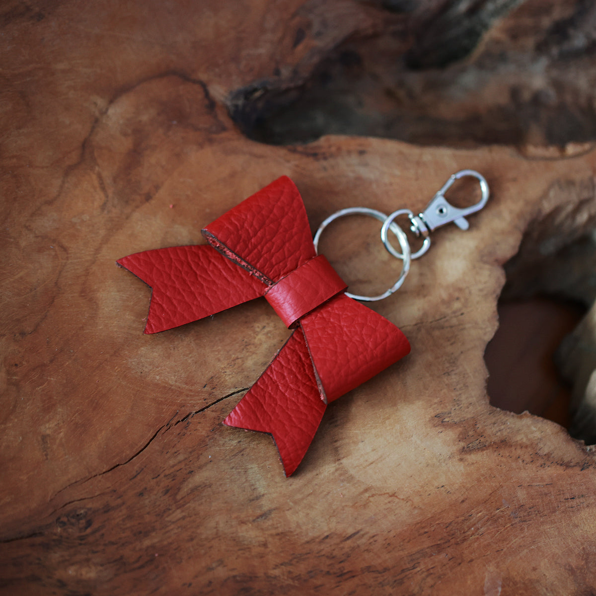 Handgefertigter Schlüsselanhänger mit roter Leder-Schleife – Elegantes Accessoire, Taschenanhänger, Valentinstag, Muttertag geschenkideen