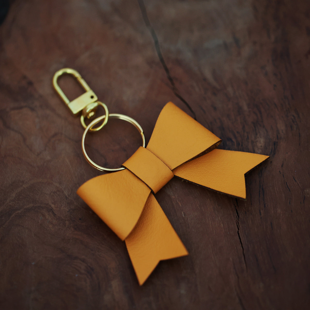 Handgefertigte gelbe Leder-Schleife mit Schlüsselanhänger – Stilvolles Accessoire, Nachhaltiges Geschenk, Taschenanhänger
