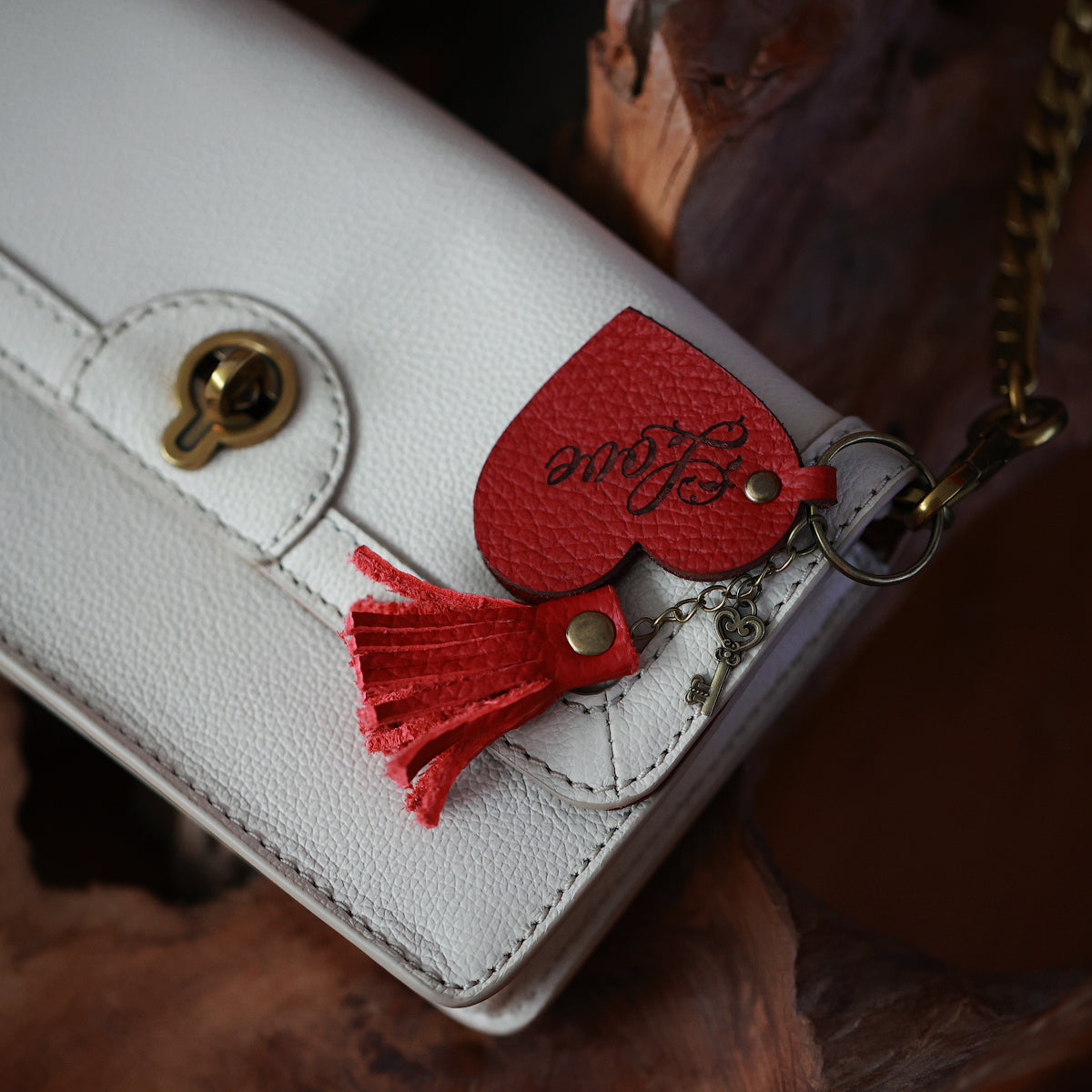 Handgefertigter roter Leder-Schlüsselanhänger mit Herzgravur "Love" – Mit kleinem Schlüsselanhänger, Elegantes Accessoire, Geschenk für Sie