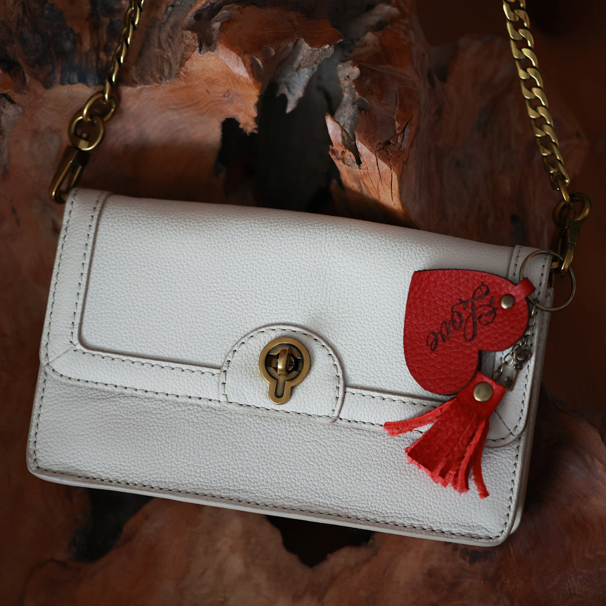 Handgefertigter roter Leder-Schlüsselanhänger mit Herzgravur "Love" – Mit kleinem Schlüsselanhänger, Elegantes Accessoire, Geschenk für Sie