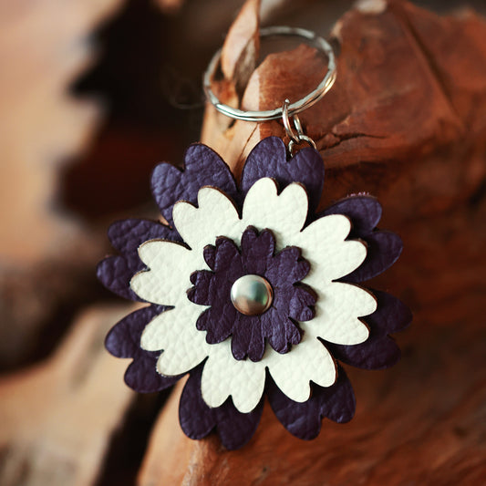 Leder-Schlüsselanhänger mit lila-weißer Blume – Handgefertigtes Accessoire, Taschenanhänger, Valentinstagsgeschenk