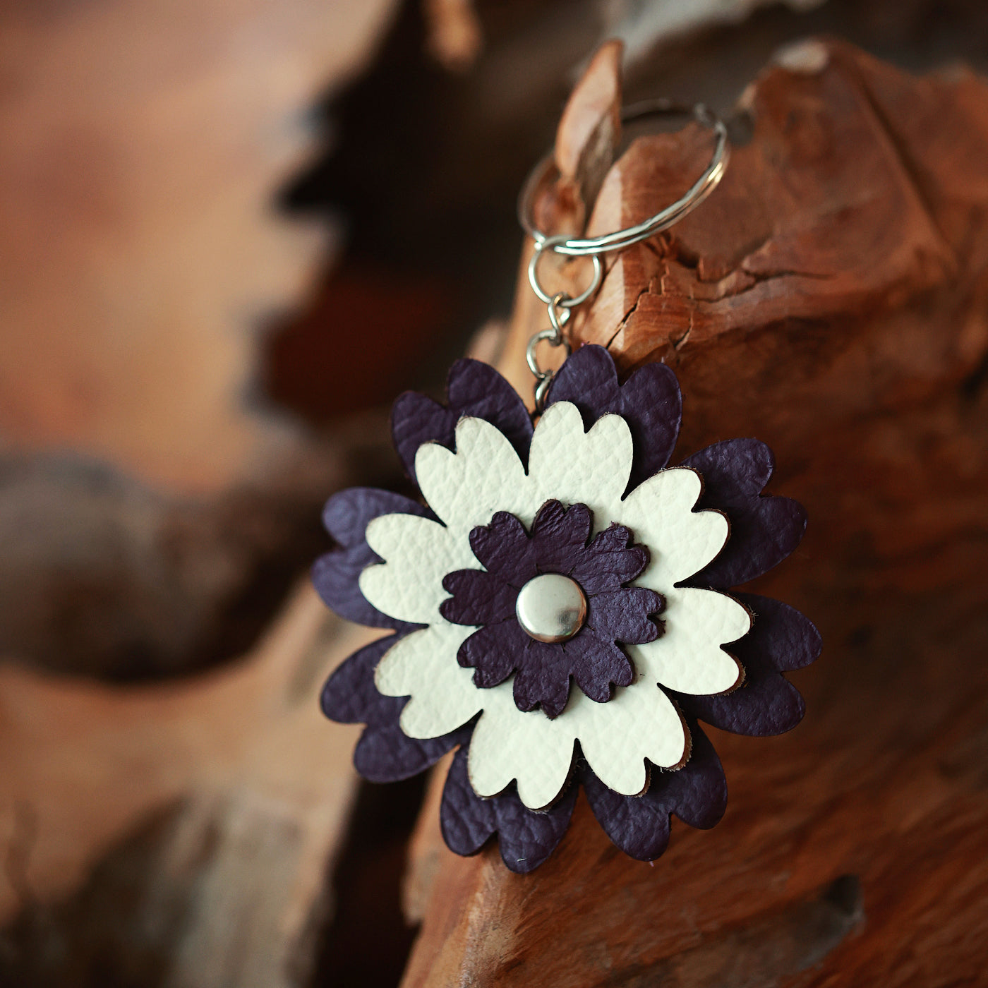 Leder-Schlüsselanhänger mit lila-weißer Blume – Handgefertigtes Accessoire, Taschenanhänger, Valentinstagsgeschenk