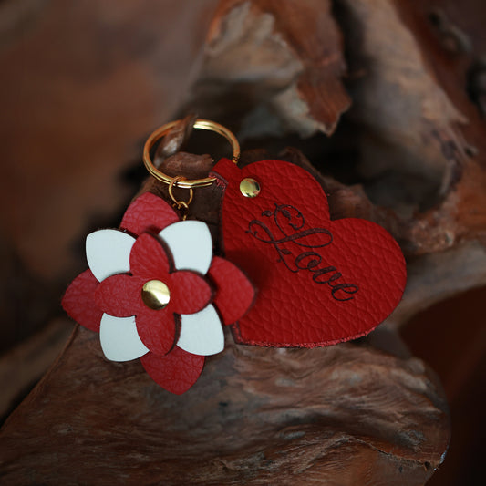 Leder-Schlüsselanhänger mit Blume und Herz – Handgefertigt, Love-Gravur, Valentinstagsgeschenk