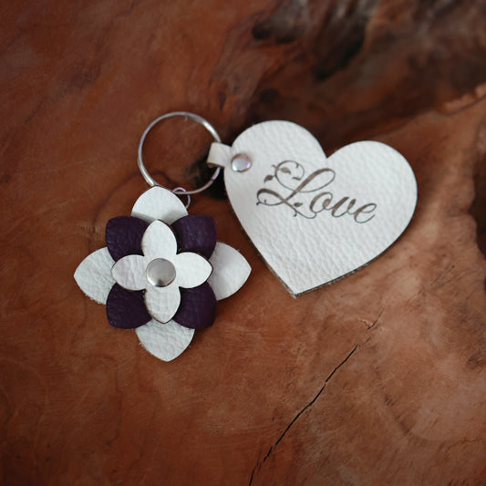 Handgefertigter Schlüsselanhänger mit lila-weißer Lederblume und graviertem Herz – Nachhaltiges Geschenk, Valentinstagsgeschenk, Taschenanhänger
