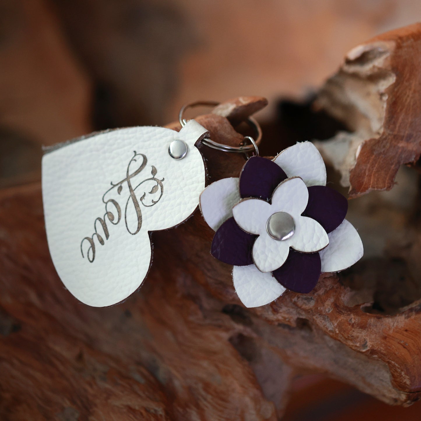 Handgefertigter Schlüsselanhänger mit lila-weißer Lederblume und graviertem Herz – Nachhaltiges Geschenk, Valentinstagsgeschenk, Taschenanhänger