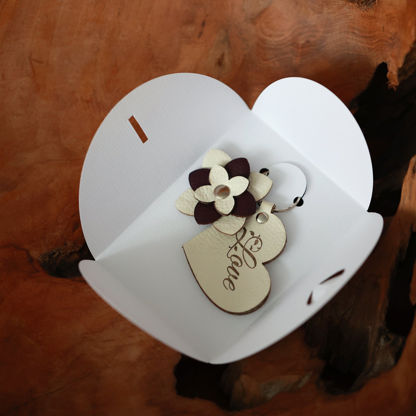 Handgefertigter Schlüsselanhänger mit lila-weißer Lederblume und graviertem Herz – Nachhaltiges Geschenk, Valentinstagsgeschenk, Taschenanhänger