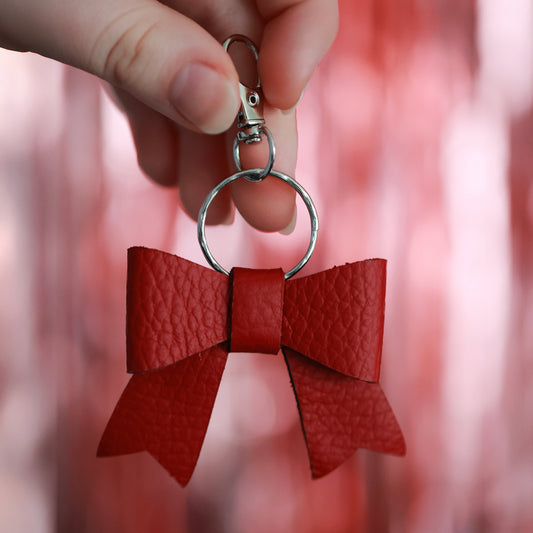 Handgefertigter Schlüsselanhänger mit roter Leder-Schleife – Elegantes Accessoire, Taschenanhänger, Valentinstag, Muttertag geschenkideen