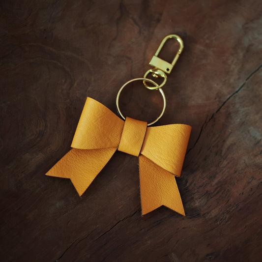 Handgefertigte gelbe Leder-Schleife mit Schlüsselanhänger – Stilvolles Accessoire, Nachhaltiges Geschenk, Taschenanhänger
