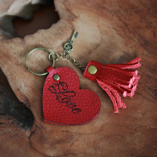 Handgefertigter roter Leder-Schlüsselanhänger mit Herzgravur "Love" – Mit kleinem Schlüsselanhänger, Elegantes Accessoire, Geschenk für Sie